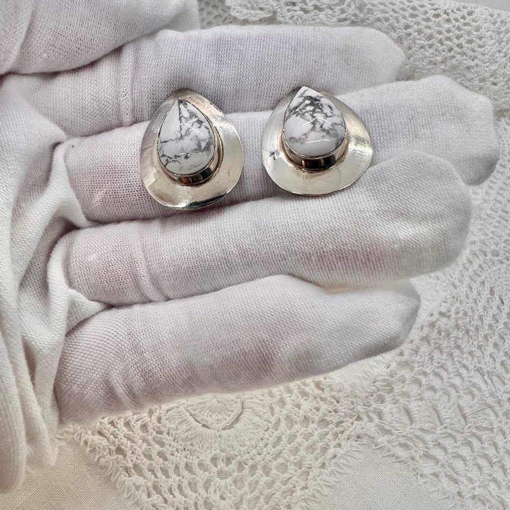 Vintage Larry Spencer Native America Navajo White Buffalo Earrings, Howlite - Picture 5 of 8